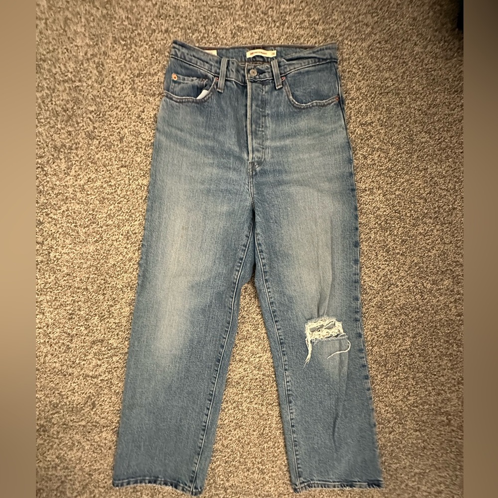 Levi’s rib cage straight leg jeans with rip. Size 28
